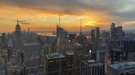 Bis zum 67. Stock fährt man mit dem Fahrstuhl hoch —dann noch mit der Rolltreppe weiter hinauf zur Freifläche und hat dann diese atemberaubende Aussicht