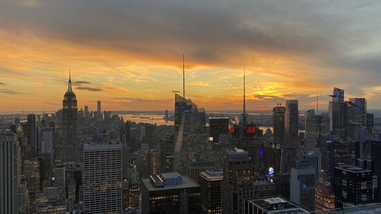 Vor dem rauffahren Kontrollen wie vor einem Flug: Eintrittskarten, Reisepass, Impfausweis, Gepäckkontrolle—das Ganze mehrere Male