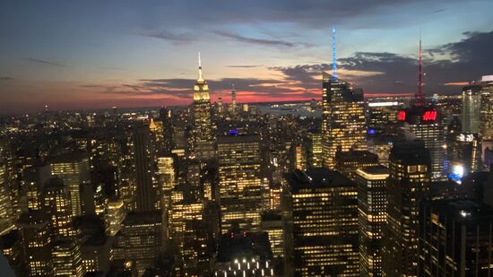 Das ist die Aussicht eine halbe Stunde später vom 67. Stock durch die Glasscheibe