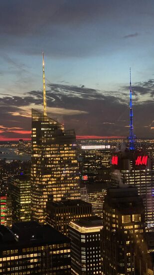 Gegen 17.30 reihen wir uns in die riesige Warteschlange ein um mit dem Fahrstuhl wieder hinab zu fahren. Das dauert—