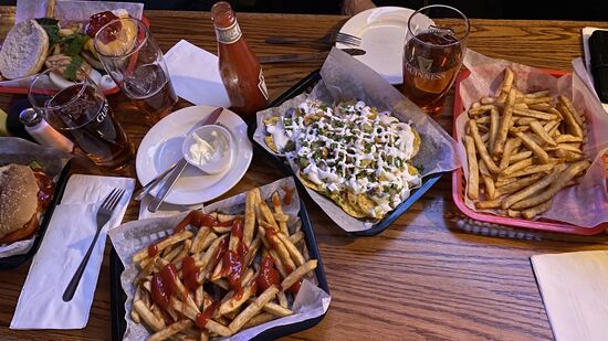 So erreichen wir um 18.30 Uhr unser Lieblingspub am „World Trade Center“
Das „O`Hara“- in dem wir nun schon zum 3.Mal sind