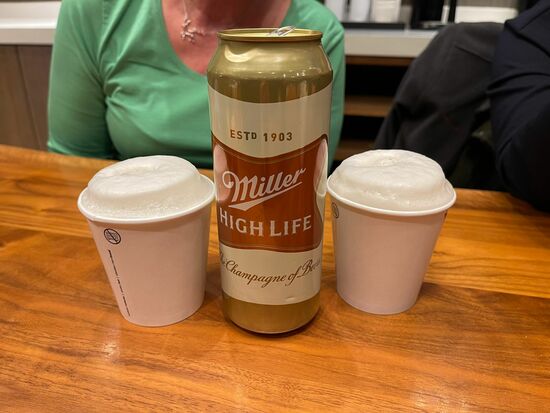 In der Lobby „kredenze‘“ ich meiner Freundin noch ein besonderes lokales Bier, anstelle des sonst üblichen Sektes