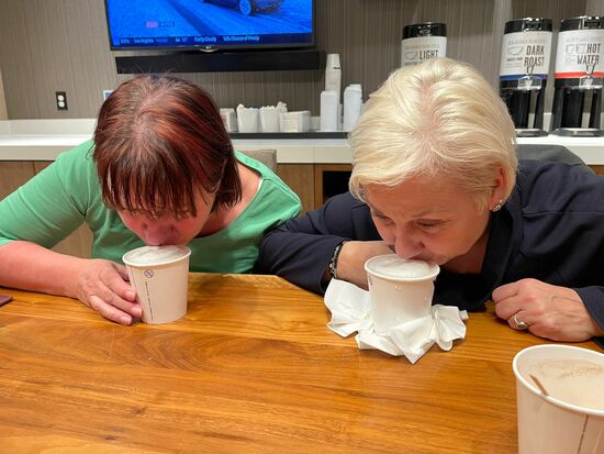 Hier in New York ist in einer Dose Bier 0,75l—anstelle der bei uns üblichen 0,5l
So werden die Becher doch sehr voll…