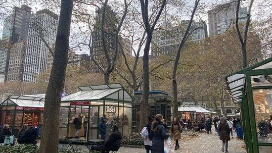 Weihnachtsmarktbuden aus Glas umrahmt von Hochhäusern