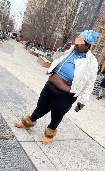 Also Rollern wir mit unserem Gepäck Richtung U-Bahn / Jay Station und treffen diese typische Amerikanerin, die uns erst Volltextet und anschließend lasziv eine Zigarette anzündet