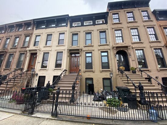 In einem Wohngebiet mit unzähligen solcher Häuserreihen ist nun unsere Bleibe für die letzten 3 Nächte