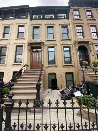 Die Tür ist offen, unsere Vermieterin will gleich kommen und wir gehen  nach ganz oben , in der Annahme, dass dort unsere Wohnung ist.
Wir bekommen einen Schreck-die Wohnung ist in einem furchtbaren Zustand!