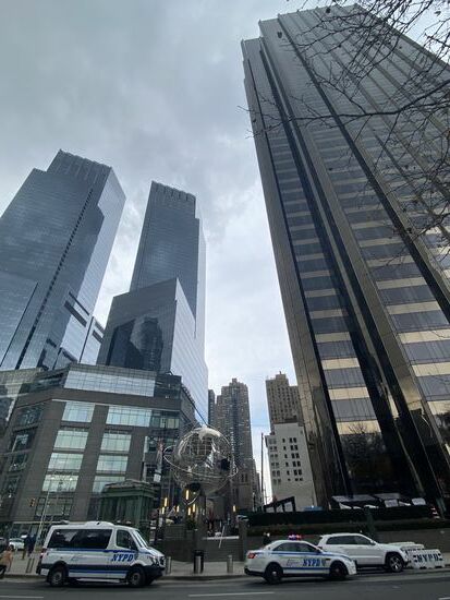 Am Central Park ist ein großes Shoppingcenter —diese Kugel sieht man öfter mal auf Bildern und sie gehört zum Trump Hotel daneben