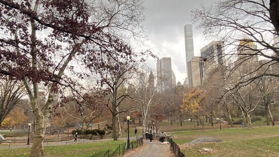 Auch hier umgeben von Hochhäusern