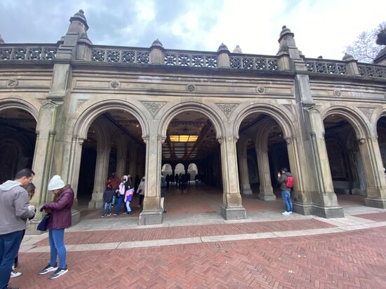 Eine wunderschöne Unterführung im Park