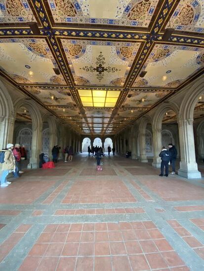 Auch hier hockt wieder ein Künstler und spielt Weihnachtslieder auf einer Violine