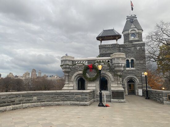 Ein Café am Parkrand