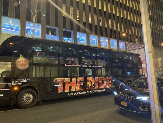 Schaut mal diesen Bus! Hier sitzen die Leute quer vor den Busfenstern!
