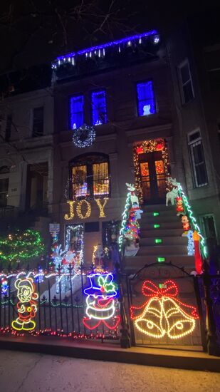 Mit viel Bling-bling —auch durch die Fenster kann man schauen—dahinter ist noch viel mehr zu sehen—so manches Wohnzimmer gleicht einem Weihnachtsmarkt