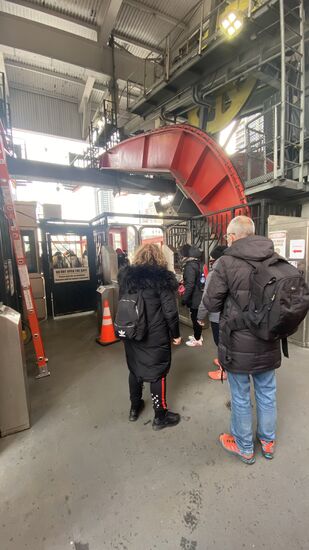 Hier warten wir auf die Seilbahn zur „Roosevelt Island“—die Seilbahn können wir mit unserem U-Bahn-Ticket nutzen