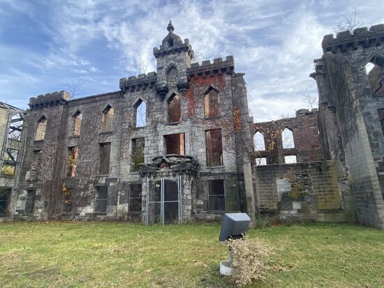 Leider ist das Gelände um das verfallene Krankenhaus abgesperrt—