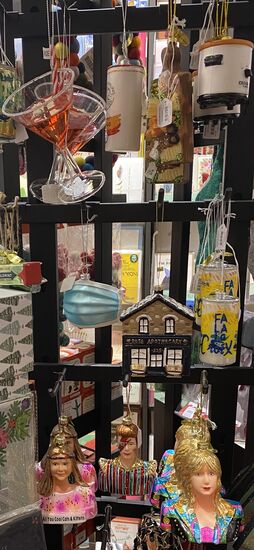 Christbaumschmuck in einem kleinen Shop—