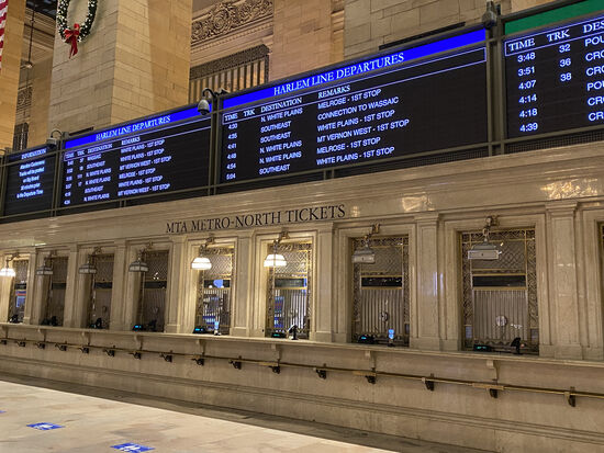 Danach fahren wir noch einmal zur schönen „Central Station“ , weil die Männer noch einmal Fotos mit Langzeitbelichtung machen wollen—wir bummeln in der Zeit durch die Läden im Bahnhof