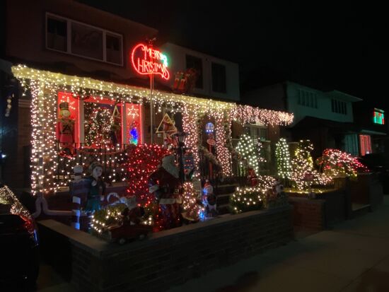 Weiter gehts zu den „Dyker Heights“—das ist ein Wohnviertel in dem viele Häuser besonders schön geschmückt sind
