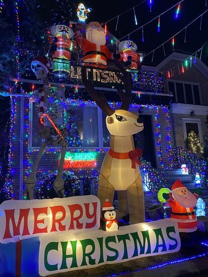 Hier pustet sogar eine kleine Schneemaschine von Zeit zu Zeit Schnee raus und lässt ihn in den Vorgarten rieseln