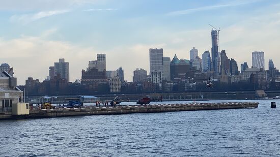 Und dann das Event des Tages: die Männer haben darauf bestanden, einen Heli-Flug über NY zu machen. Und das zu einer bestimmt Zeit: zwischen 16:30 Uhr und 17:00 Uhr - direkt zu Sonnenuntergang, damit auch die Beleuchtung der Stadt zu sehen ist.