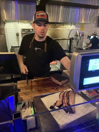 Brisket ist aus der Ochsenbrust, sehr langfaserig und wird stundenlang im Smoker gegart. Innen rosa und butterweich - außen cross.