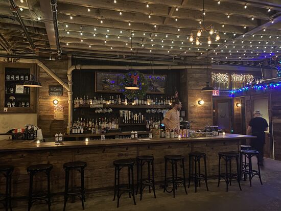 Zum Glück sind wir früh dort - noch bekommen wir einen Platz. Später ist Live-Musik und alle Plätze sind belegt.