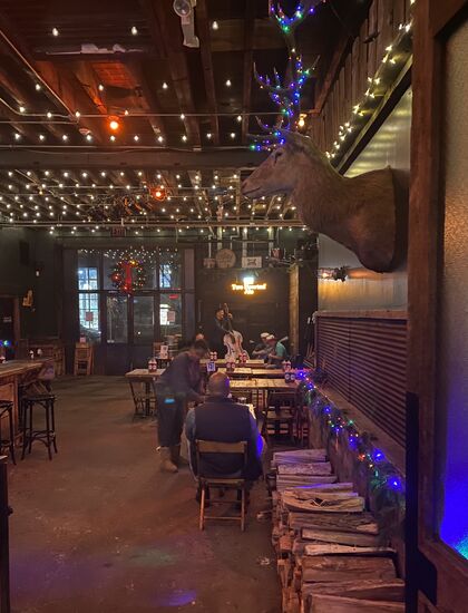 Die Einrichtung ist urig und man glaubt nicht, dass man in NY ist, sondern wähnt sich eher irgendwo auf dem Land.