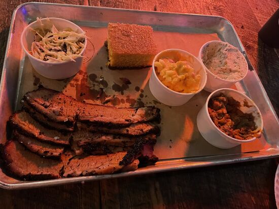 Auch die Beilagen waren super: zum Glück haben wir nur kleine Portionen bestellt - 
Es gab: Kartoffelstampf, Krautsalat, Bohnen mt Rindfleisch, Nudeln mit Käse und einen Maiskuchen.
Es schmeckte alles super gut und das Fleisch war reichlich.