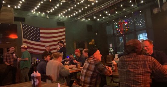 Es wird voller und einige Musiker beginnen zu spielen und zu singen.