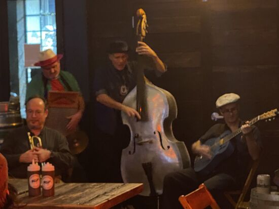 Eine Super-Band spielt auf - und zwischendurch gesellen sich weitere Gäste hinzu, die einfach ein Instrument nehmen und mitspielen.