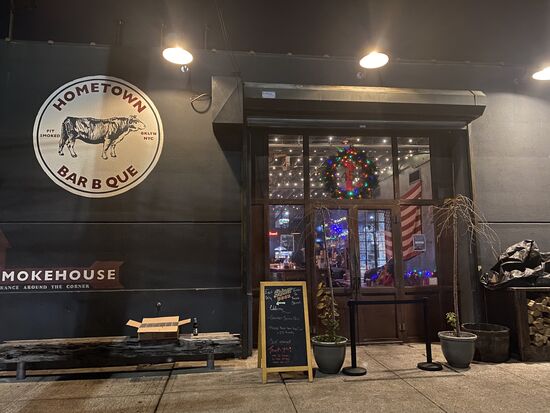 So sieht Hometown BBQ von außen aus. Silvi und Jens bevorzugten den Pub in der Nähe des Ground Zero. Wir Beiden war es nach Fleisch. Nach diesem Essen waren die 2,3 km zur U-Bahn eine Wohltat. Die Rückfahrt ging zügig und als wir in unserer Unterkunft ankamen, waren Silvi und Jens bereits zurück. Auch sie hatten einen netten Abend im Pub.