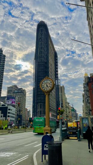 Aber was soll es - wir lassen uns die gute Laune nicht verderben. Auch mit Gerüst ist dieses Gebäude immer ein Hingucker. Es hat die Form einen Bügeleisen.