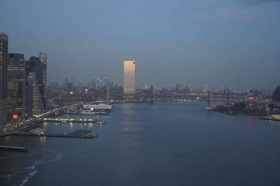 In der Mitte die Brooklyn Bridge