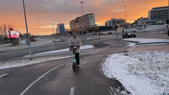 Am Wasser werden wir fast vom Scooter geweht, so windig ist es. Deshalb parken wir und gehen zu Fuß weiter