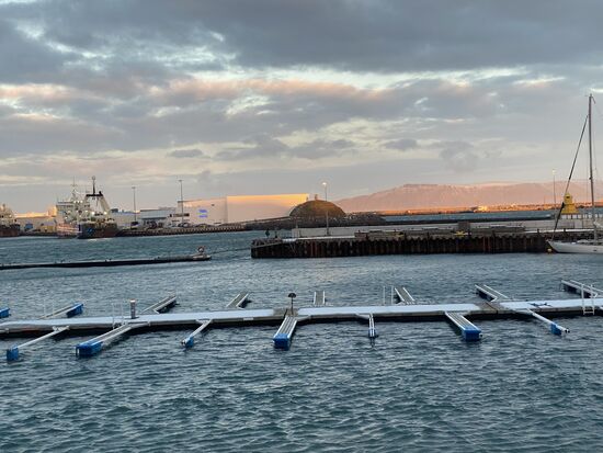 Das runde da hinten ist ein Kunstwerk heißt „Pufa“ von Ölöf Nordal und symbolisiert die verschiedenen Elemente der Natur