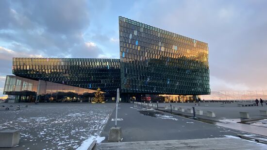 Das ist das 2011 eröffnete Konzerthaus „Harpa“ von Reykjavik-