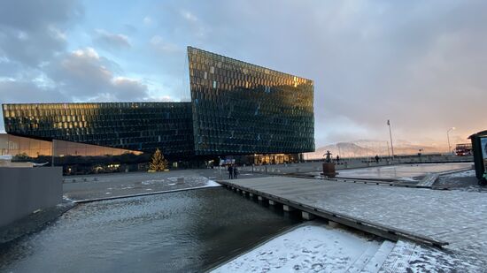 Der Name „Harpa“ wurde per Ausschreibung gefunden—es ist ein Frauenname und sollte von allen Ländersprachen leicht auszusprechen sein.