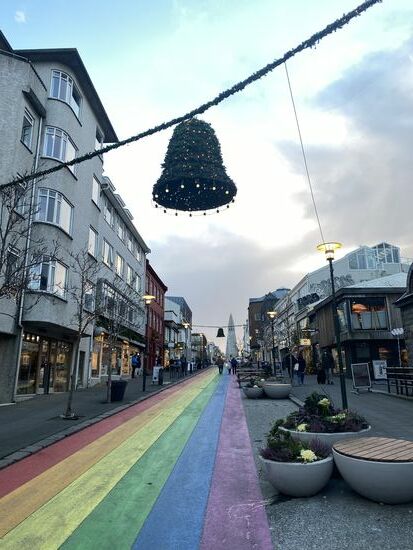 Dort hinten sehen wir den Dom von Reykjavik