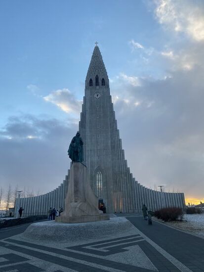 Die „Hallgrimskirche“ wurde 1986 geweiht —der Turm ist 73m hoch—sie erinnert an eine Rakete, die bereit für den Abschuss ist