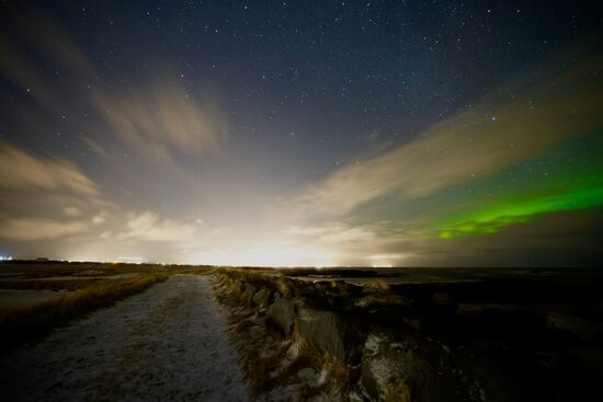 Die Nordlichter entstehen, einfach gesagt, wenn Solarpartikel der Sonne in das Magnetfeld der Erde eintreten und ionisieren.