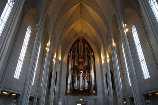 Die Orgel der Kirche —sie wurde 1992 in Bonn gebaut