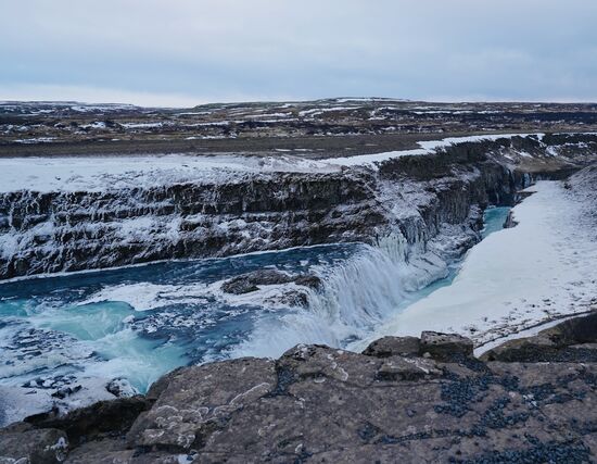 Einmaliges Naturereignis: Fließender Wasserfall und gefrorene Wassermassen