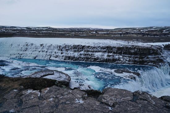 Der Gullfoss (der "goldene Wasserfall") ist einer der ikonischsten und beliebtesten Wasserfälle Islands und befindet sich in der Schlucht des Flusses Hvítá