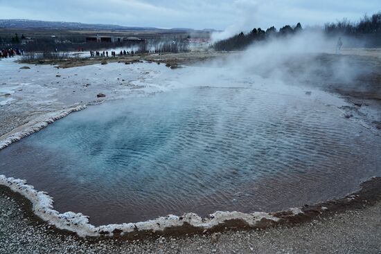 Hier stehen wir mit vielen anderen und warten auf…..
