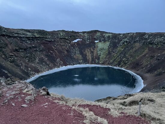 Erster Stopp um 10.30 Uhr ist am Kratersee „ Kerid“ der östlichste von 5 Kraterseen Islands