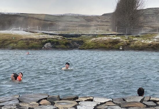 Mittags erreichen wir die „Secret Lagoon“ in den Umkleiden ist es noch schön warm- schnell gehts ins warme Wasser