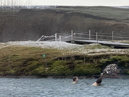 Der eisige Wind zaubert Eiszapfen an die Brückenseile