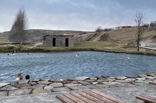 Man hält es nur ein paar Minuten aus und hat das Gefühl einen Eisklotz oberhalb des Halses zu haben- meine Badeschlappen sind weit weggeflogen-verflixt