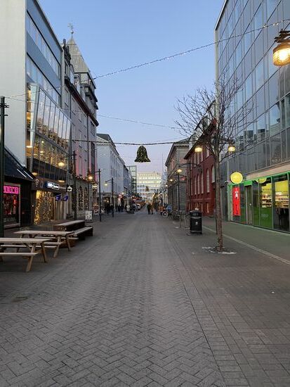 Die Fußwege in Island sind beheizt, daher keine Rutschgefahr!